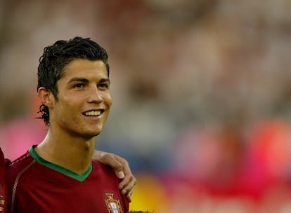 Uno de los peores momentos del incio de la carrera de CR7 fue en octubre de 2005, cuando el futbolista fue arrestado después de que una mujer denunciara que la había acosado sexualmente. La acusación fue finalmente retirada al no haber pruebas que sustentasen la denuncia. En la imagen, el jugador en abril de 2006.