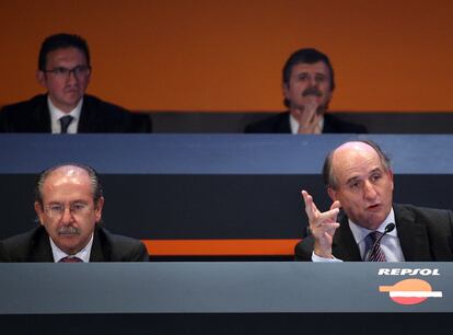 Luis del Rivero, presidente de Sacyr, y Antonio Brufau, presidente de Repsol YPF, en una junta de accionistas de la petrolera.