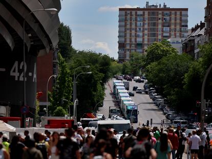 Camiones aparcados en la calle Concha Espina, cerca del estadio Estadio Santiago Bernabéu,  para los conciertos de Taylor Swift de esta semana en Madrid.