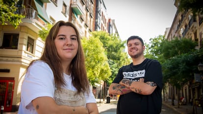 Itziar Rebolé, de 26 años, junto a Alfonso López, de 25 años, en el distrito de Chamberí en Madrid.