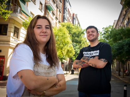 Itziar Rebolé, de 26 años, junto a Alfonso López, de 25 años, en el distrito de Chamberí en Madrid.