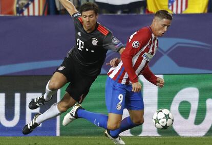 Fernando Torres lucha por el balón ante Alonso