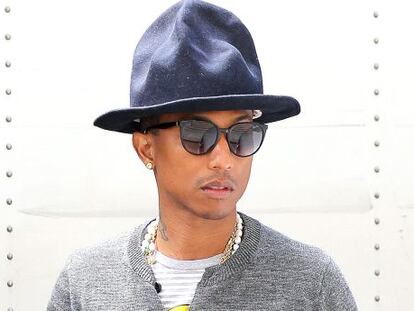 Pharrell Williams, con un sombrero diseñado por Vivienne Westwood.