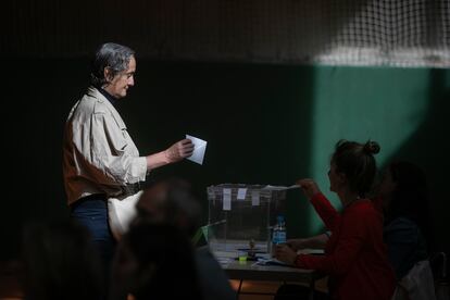Una persona, a punto de depositar su voto en un colegio electoral de Barcelona.