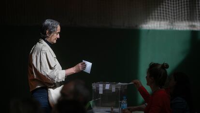 Una persona, a punto de depositar su voto en un colegio electoral de Barcelona.