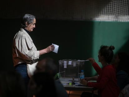 Una persona, a punto de depositar su voto en un colegio electoral de Barcelona.