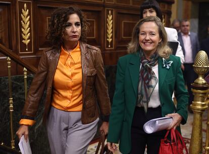 Las ministras María Jesús Montero (izquierda) y Nadia Calviño, a su llegada al hemiciclo del Congreso de los Diputados.