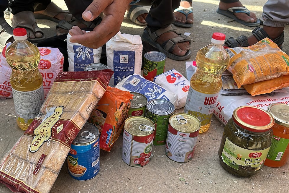 Productos distribuidos por la Fundación Humanitaria de Gaza en Rafah, el martes.