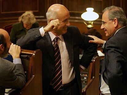 De izquierda a derecha, Alfredo Pérez Rubalcaba, Josep Antoni Duran Lleida y Alfonso Guerra, en el Congreso.