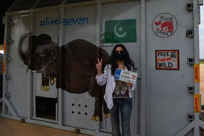 Cher posa junto ao abrigo no qual Kaavan foi transportado durante a sua viagem ao Camboja