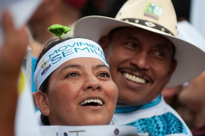 Dos seguidores de Semilla durante el cierre de campaña de este miércoles en Ciudad de Guatemala.
