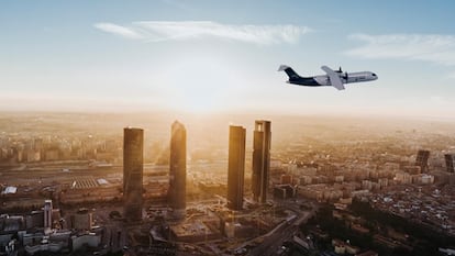 Recreación de un avión a hidrógeno sobrevolando la ciudad de Madrid.