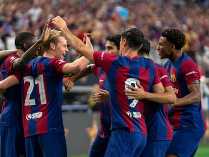 Frenkie de Jong celebra junto a sus compañeros del Barcelona uno de los tres goles al Real Madrid.