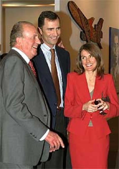 El Rey, el príncipe Felipe y Letizia Ortiz, ayer en Arco.