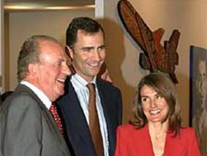 El Rey, el príncipe Felipe y Letizia Ortiz, ayer en Arco.