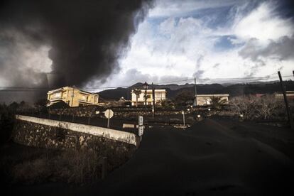 Una colada de lava arrasa las pocas edificaciones que quedaban en pie a las afueras de Todoque.