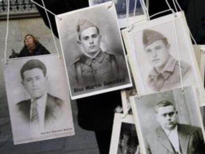 Un manifestante porta los retratos de víctimas del franquismo a las puertas del Tribunal Supremo.