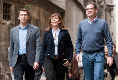 La candidata del PP de Cataluña a la Generalitat Alicia Sánchez-Camacho con el presidente de la Xunta de Galicia Alberto Núñez Feijóo, a la izquierda, y del líder del PP en el País Vasco Antonio Basagoiti hoy en Barcelona.