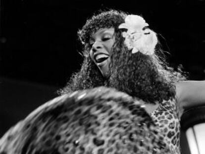 Donna Summer, sometiendo al p&uacute;blico al vuelo de su vestido de leopardo, en una actuaci&oacute;n en Los &Aacute;ngeles, en 1979.