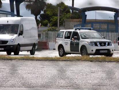 Un vehículo de la Guardia Civil escolta el furgón que lleva parte del tesoro extraído por la empresa estadounidense Odyssey, en La Línea (Cádiz).