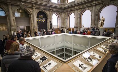 El claustro de los Jerónimos del Prado, con los dibujos de El Roto.