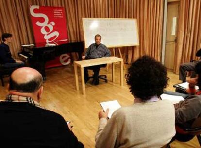 Claudio Gabis, durante una clase de armonía funcional en la sede de la SGAE.