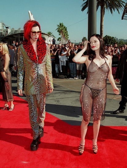 The celebrities of the 1990s embraced the trend of naked dressing and turned into a kind of protofeminist statement, one that said: “This is my body and I do with what I want with it.” But they did so while maintaining a sense of spectacle. In this image, we see actress Rose McGowan arriving at the 1998 MTV Video Music Awards, accompanied by her partner at the time, singer Marilyn Manson. Years later, McGowan would be one of the most vocal figures of the #MeToo movement against sexual harassment.