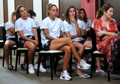 Desde izquierda, las jugadoras Alexia Putellas, Lola Gallardo y Ainhoa Vicente durante la charla.  