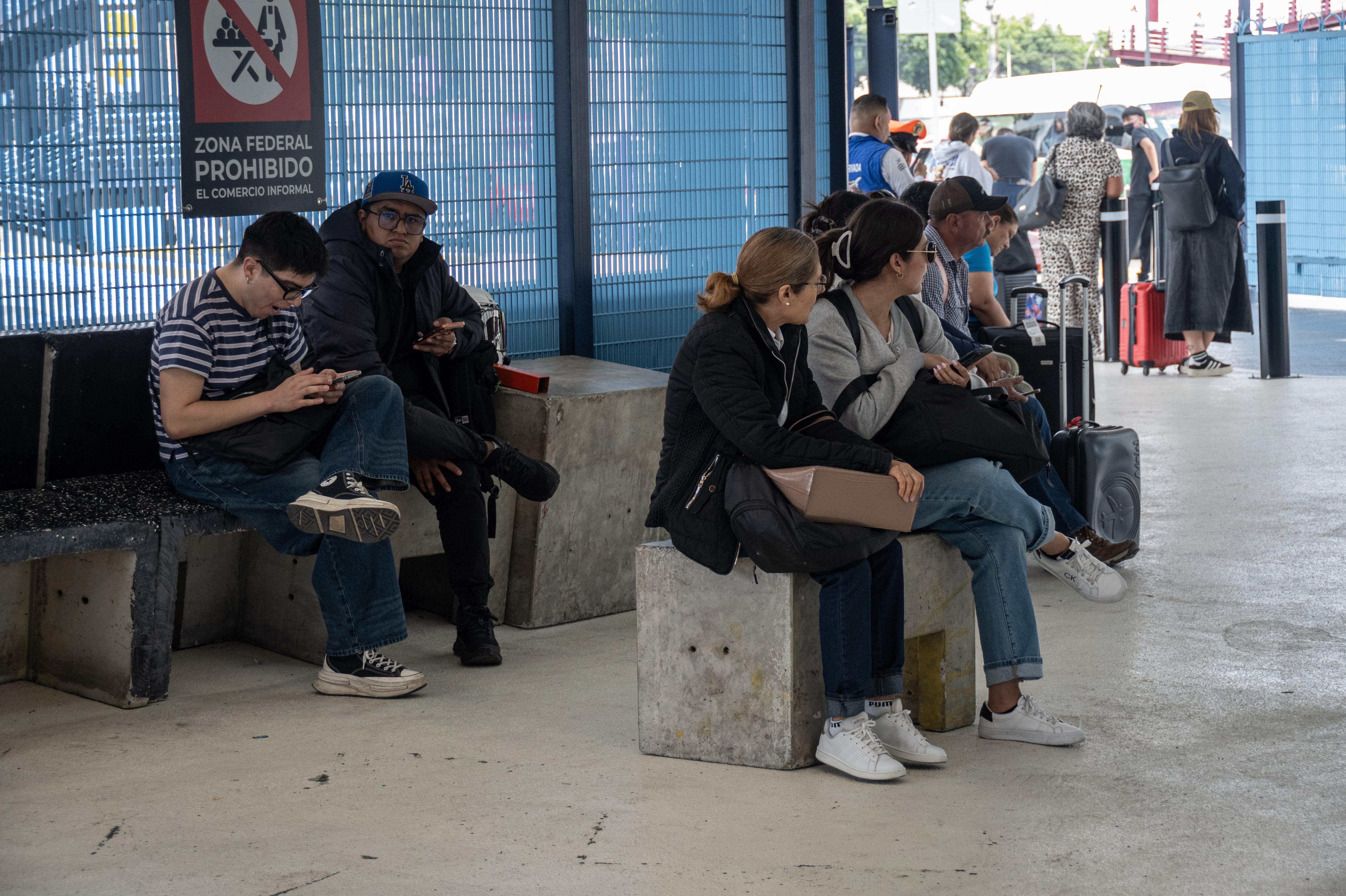 Bahía de taxis por aplicación en la Terminal 1 del AICM, instalada a las afueras del aeropuerto. 