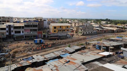 Vista de la construcción del muro entre Perú y Ecuador.