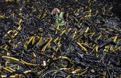 Centenares de bicis se amontona en una empresa de reparación de bicicletas en la ciudad de Pekín (China), el 29 de marzo de 2017.