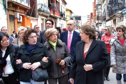 La alcaldesa de Valencia, Rita Barberá, acompañada por el portavoz popular en las Cortes y consejero Rafael Blasco (con corbata rosa), esta mañana en El Cabanyal.