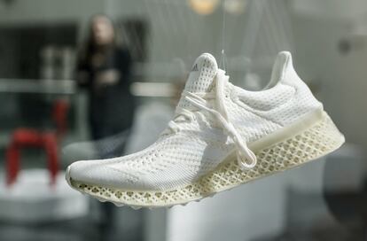 La exposición 'Futuro inmediato. Impresión 3D' muestran más de 30 productos, como esta zapatilla, creados mediante esta técnica en CentroCentro, en el Palacio de Cibeles de Madrid.