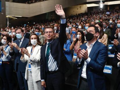 Feijóo, tras ser proclamado presidente del PP, saluda a los compromisarios reunidos en Sevilla. Ninguno ha votado no a su candidatura.