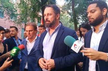 Santiago Abascal en declaraciones a los medios en Barcelona.