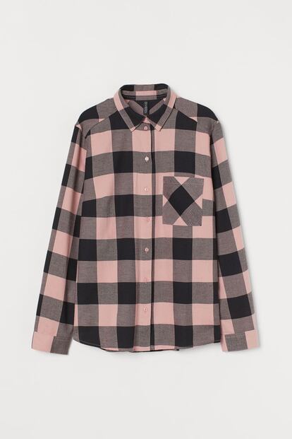 La clásica camisa de cuadros de estilo leñador pero con colores inesperados, como este rosa claro que tan bien combina con el negro. Es de H&M y su precio es de 14,99 euros.