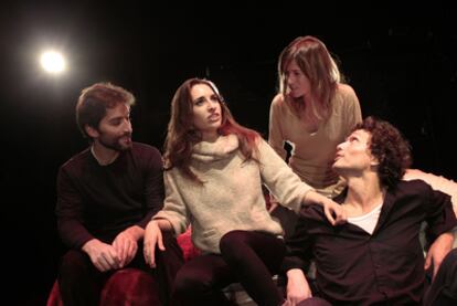 Marta Etura (de pie) dirige a Gonzalo de Santiago (izquierda), Nur Levi (centro) y Raúl Sanz.