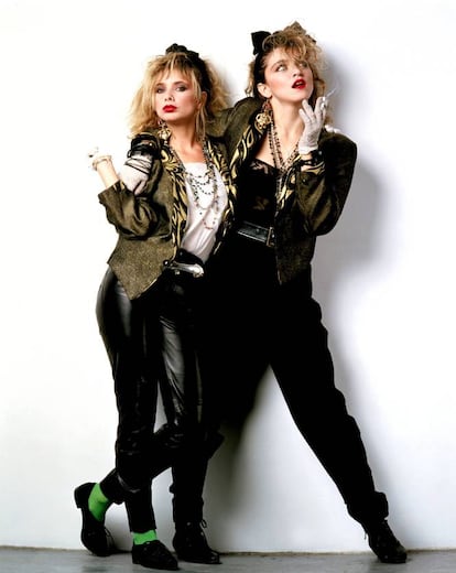 Madonna entró al mundo del cine en 1985. Tuvo una pequeña aparición en la película 'Vision Quest'. La banda sonora del filme contenía dos nuevos sencillos, 'Crazy for You' (que se convirtió en el número uno de las listas de éxitos musicales de Estados Unidos) y 'Gambler'. Pero su despegue como actriz fue gracias a la comedia 'Buscando a Susan desesperadamente', de 1985. La cinta tenía uno de sus temas como parte de la banda sonora. La canción 'Into the Groove', además, fue el primer número uno de la cantante en Reino Unido.