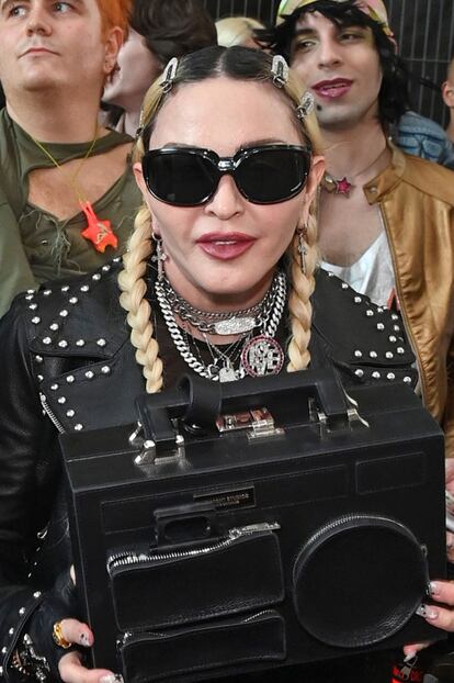 Para el cabello, Madonna ha escogido dos trenzas a los lados adornadas con pinzas. Un estilismo que se completa con collares plateados y, por supuesto, el radiocassete.
