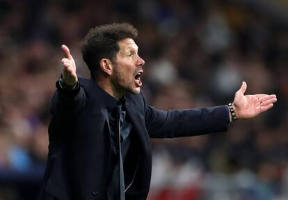 Simeone da instrucciones en la banda.