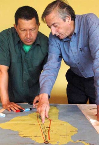 Hugo Chávez (izquierda) y Néstor Kirchner, ayer en Puerto Ordaz.