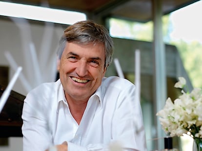 Un nariz con mucho ojo
Desde 2004, Jean-Claude Ellena (arriba) ostenta el cargo de perfumista en exclusiva para Hermès. Firmó el contrato con la condición de no tener a nadie de 'marketing' condicionando la parte más creativa de su trabajo.
