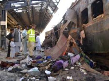 Vista de los restos del vagón de un tren donde se produjo una explosión en Sibi, el suroeste de Pakistán, hoy, martes 8 de abril de 2014. Al menos 16 personas murieron y 40 resultaron heridas en esta explosión. Según fuentes citadas por el diario local Dawn, la deflagración pudo deberse a un explosivo accionado a distancia que originó un incendio en el vagón, por lo que muchos de los heridos sufren quemaduras y algunos se encuentran en situación crítica.