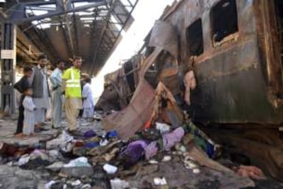 Vista de los restos del vagón de un tren donde se produjo una explosión en Sibi, el suroeste de Pakistán, hoy, martes 8 de abril de 2014. Al menos 16 personas murieron y 40 resultaron heridas en esta explosión. Según fuentes citadas por el diario local Dawn, la deflagración pudo deberse a un explosivo accionado a distancia que originó un incendio en el vagón, por lo que muchos de los heridos sufren quemaduras y algunos se encuentran en situación crítica.