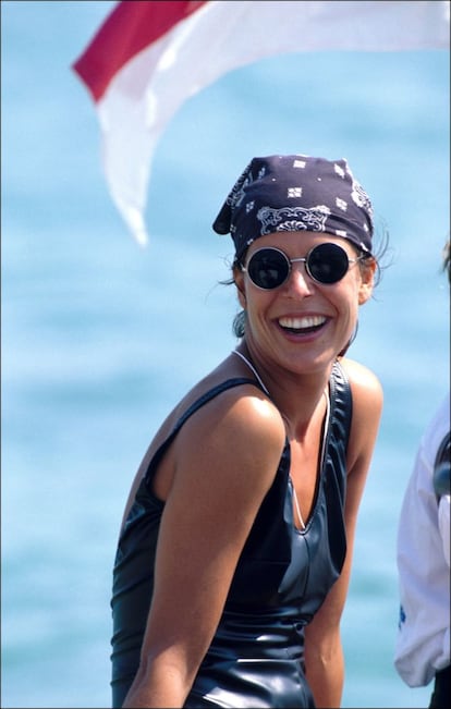 Carolina de Mónaco, 1988. En sus últimos y felices veranos junto a su marido Stefano Casiraghi, Carolina de Mónaco pasó las vacaciones de 1988 en la Costa Azul francesa. Su estilo aquellos días bebía de la moda del momento, y llevaba un bañador de una sola pieza negro, de un tejido que daba la impresión de cuero o lycra, con una bandana negra colocada a modo de turbante, en un gesto de liberación de su estatus como princesa. (Patrick SICCOLI/Gamma-Rapho via Getty Images)