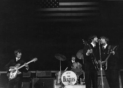 Concierto de The Beatles en el Cow Palace de Daly City, cerca de San Fracisco en el verano de 1964 durante su gira por Estados Unidos y Canadá.