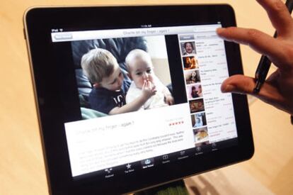Un usuario prueba el iPad tras su presentación el pasado día 27 en San Francisco.