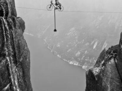 Eskil Ronningsbakken pedala sobre o abismo.