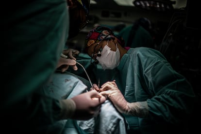 En el interior de la sala de operaciones del hospital MSI, la cirujana cráneo facial Diana Bohórquez realiza la primera de las muchas intervenciones que le esperan a Gabriel. Su labio ya está cerrado.