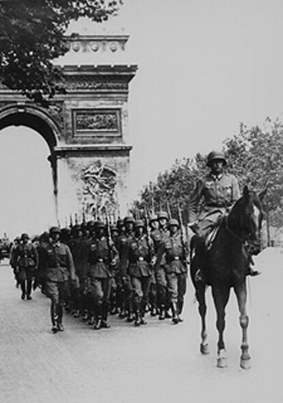 Desfile de las tropas alemanas por los Campos Elíseos de París el 14 de junio de 1940.